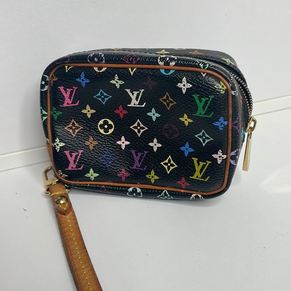 Authentic Louis Vuitton monogram Wapity pouch 👝